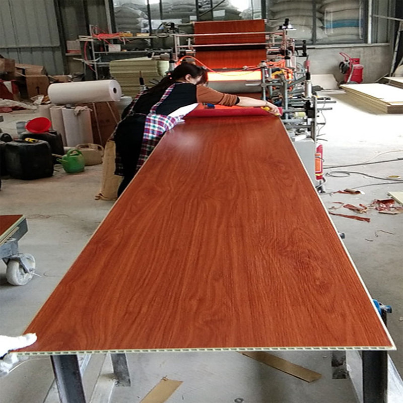 Moderní integrovaný nástěnný panel z bambusových dřevěných vláken PVC pro TV pozadí Pevný balíček nástěnný panel pro interiérový strop pro použití v hotelu