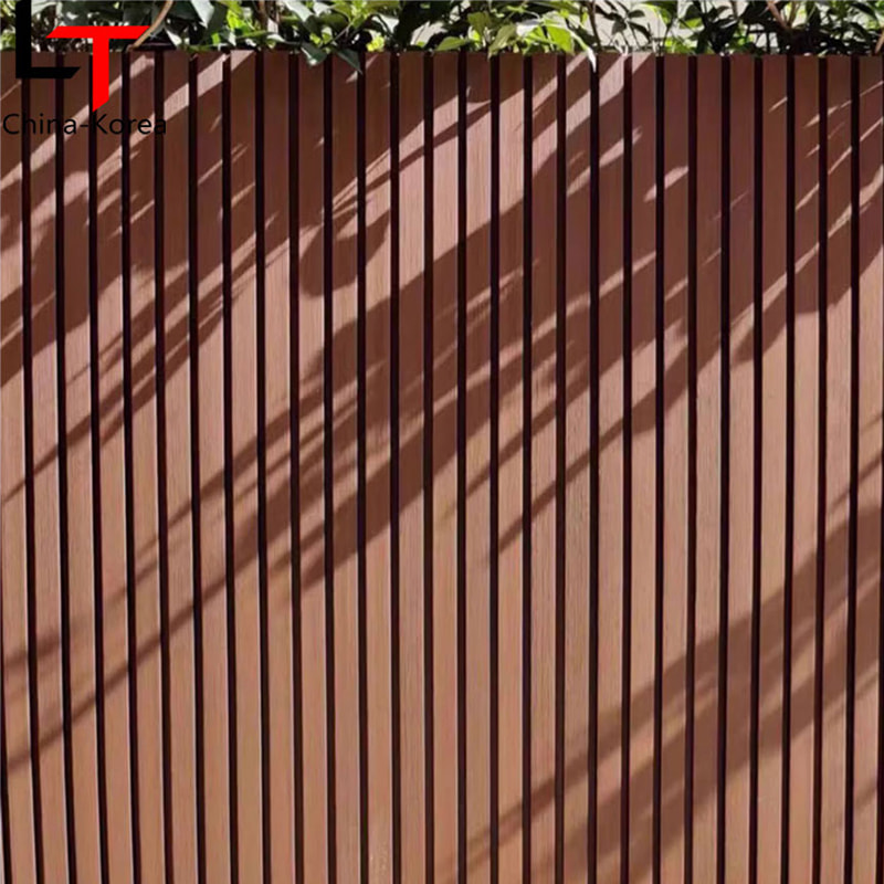 Textura dřeva a černý vzor Vnější lamelové obklady stěn Vnější dekorativní obklady domu Wpc rýhované venkovní stěnové panely